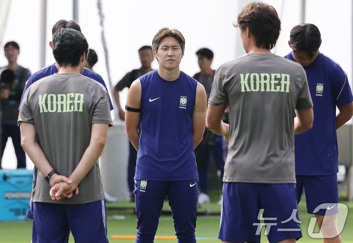 본문 이미지 - 2026 북중미 월드컵에 출전하는 대한민국 축구 국가대표팀 이강인이 10일(현지시간) 멕시코 과달라하라 인근 사포판에 위치한 치바스 바예 베르데에서 홍명보 감독의 발언을 경청하고 있다. 2026.6.11 ⓒ 뉴스1 임세영 기자