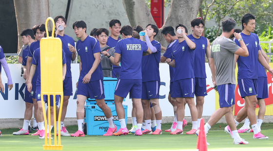 수분 보충하는 대한민국 축구대표팀 선수들