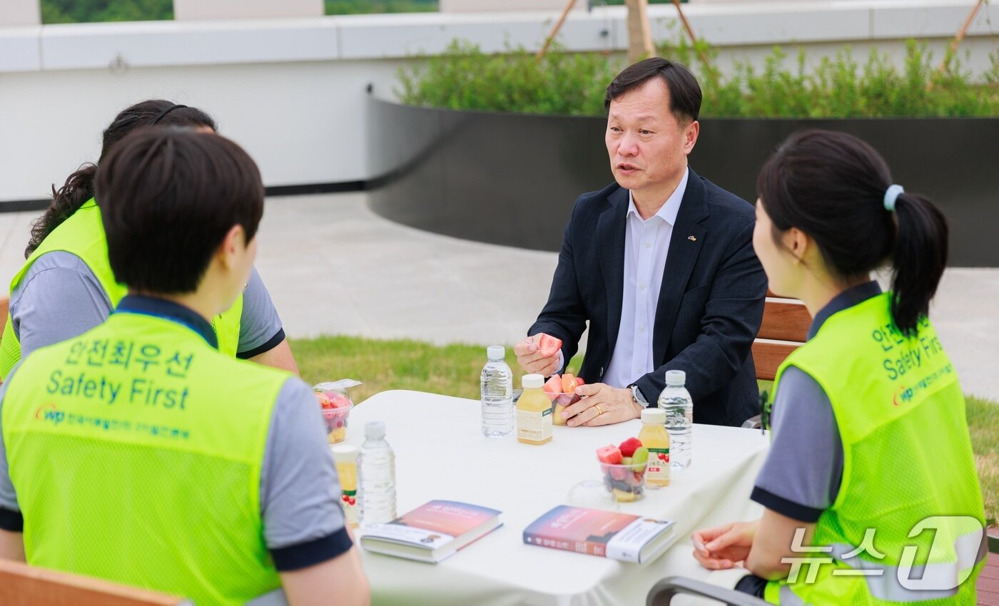 본문 이미지 - 회사 주요 경영 현안은 물론 설비 운영과 인사제도 등 다양한 주제에 대해 직원들과 진솔한 대화를 나누소 있는 이정복 서부발전 사장(서부발전 제공. 재판매 및 DB금지)2026.6.11/뉴스1