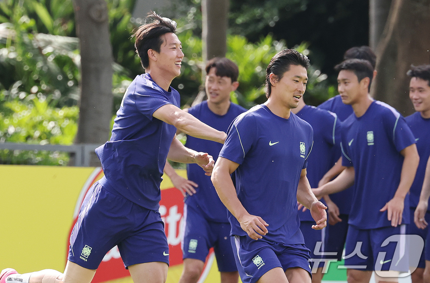 (과달라하라(멕시코)=뉴스1) 임세영 기자 = 2026 북중미 월드컵에 출전하는 대한민국 축구 국가대표팀 이한범, 조규성이 10일(현지시간) 멕시코 과달라하라 인근 사포판에 위치한 …