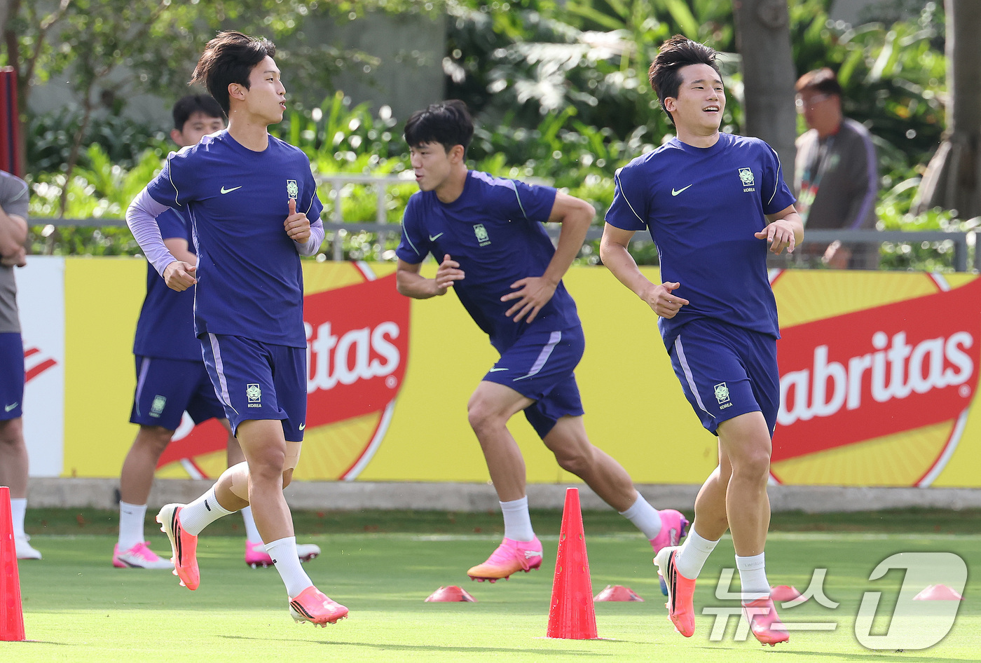 (과달라하라(멕시코)=뉴스1) 임세영 기자 = 2026 북중미 월드컵에 출전하는 대한민국 축구 국가대표팀 엄지성, 이태석이 10일(현지시간) 멕시코 과달라하라 인근 사포판에 위치한 …