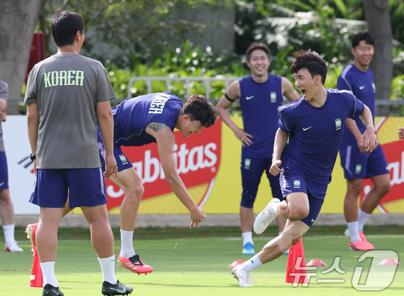 (과달라하라(멕시코)=뉴스1) 임세영 기자 = 2026 북중미 월드컵에 출전하는 대한민국 축구 국가대표팀 황인범과 김민재가 10일(현지시간) 멕시코 과달라하라 인근 사포판에 위치한 …