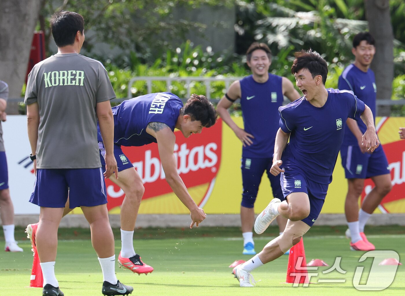 본문 이미지 - 2026 북중미 월드컵에 출전하는 대한민국 축구 국가대표팀 황인범과 김민재가 10일(현지시간) 멕시코 과달라하라 인근 사포판에 위치한 치바스 바예 베르데에서 훈련을 하고 있다. 2026.6.11 ⓒ 뉴스1 임세영 기자