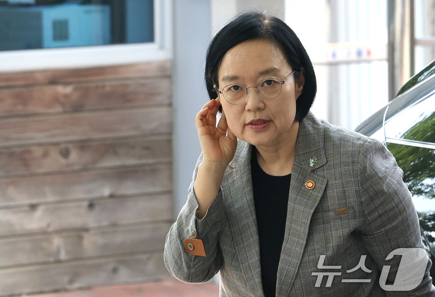 본문 이미지 - 한성숙 국무총리 후보자가 11일 오전 서울 종로구 통의동 금융감독연수원에 마련된 인사청문회 준비 사무실로 출근하고 있다. 2026.6.11 ⓒ 뉴스1 이광호 기자