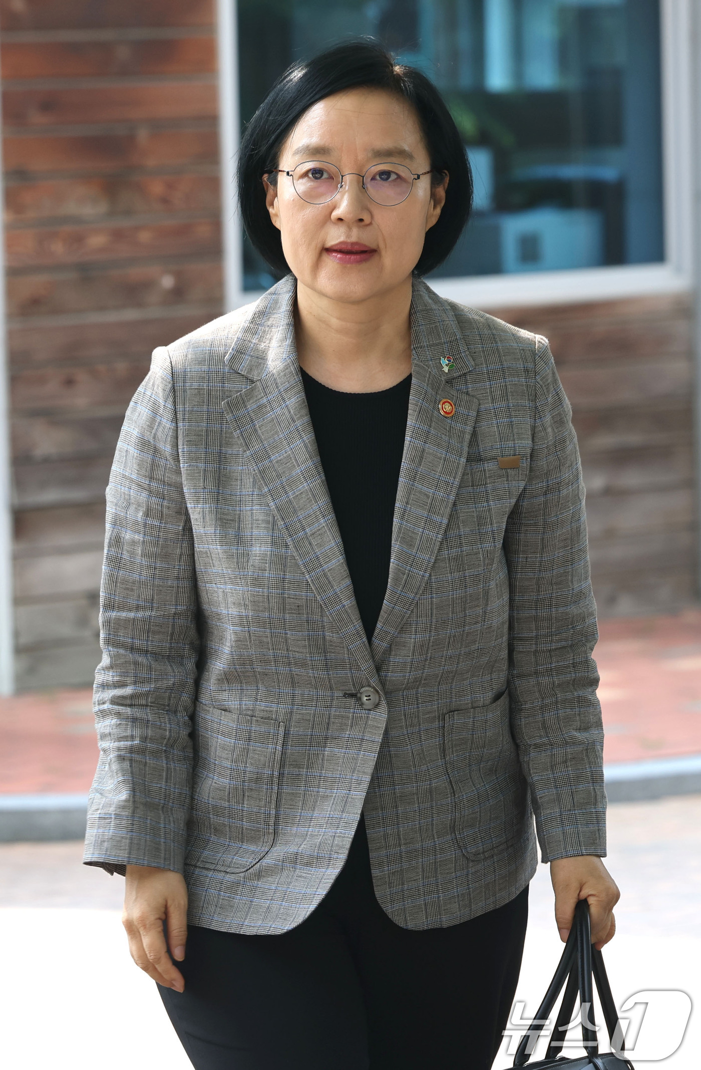 (서울=뉴스1) 이광호 기자 = 한성숙 국무총리 후보자가 11일 오전 서울 종로구 통의동 금융감독연수원에 마련된 인사청문회 준비 사무실로 출근하고 있다. 2026.6.11/뉴스1