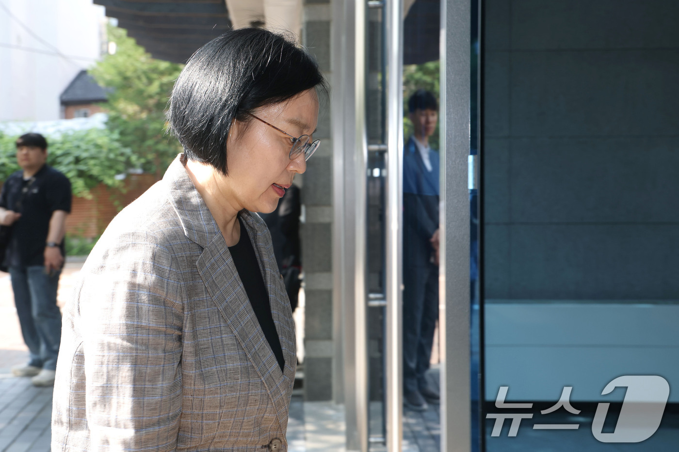(서울=뉴스1) 이광호 기자 = 한성숙 국무총리 후보자가 11일 오전 서울 종로구 통의동 금융감독연수원에 마련된 인사청문회 준비 사무실로 출근하고 있다. 2026.6.11/뉴스1