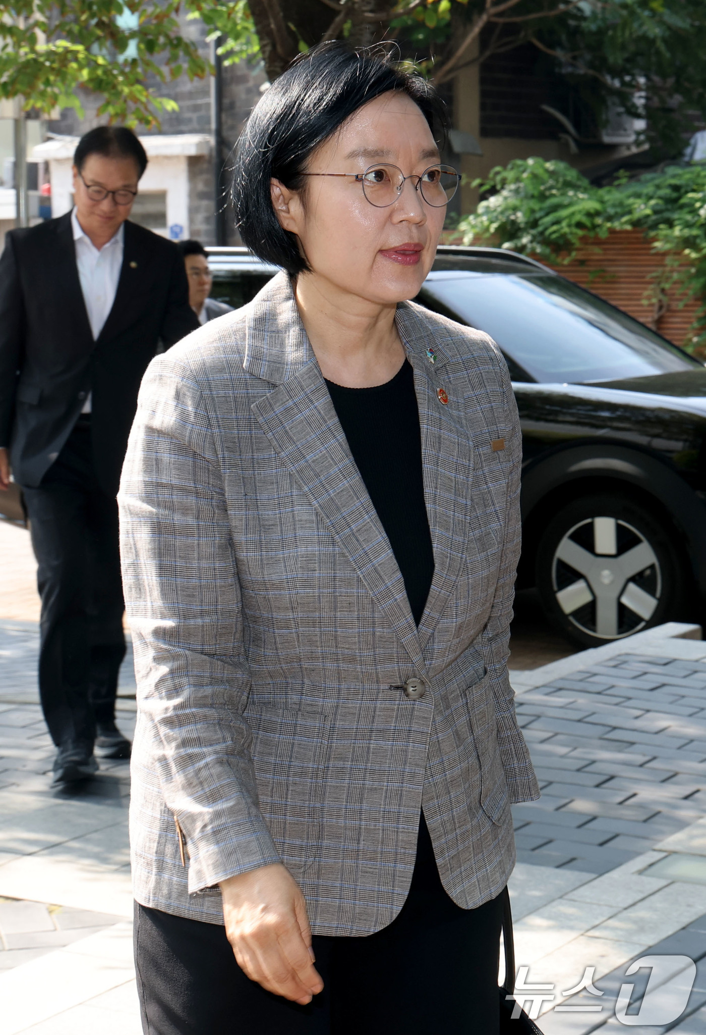 (서울=뉴스1) 이광호 기자 = 한성숙 국무총리 후보자가 11일 오전 서울 종로구 통의동 금융감독연수원에 마련된 인사청문회 준비 사무실로 출근하고 있다. 2026.6.11/뉴스1