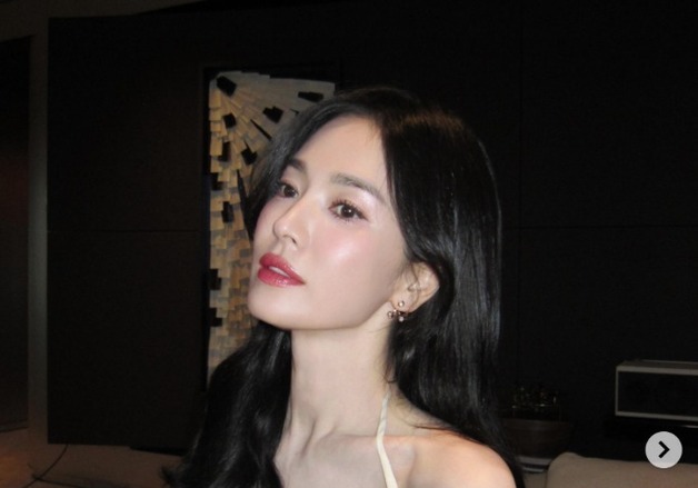 송혜교, 과감 의상으로 뽐낸 섹시미…어둠 속 더 빛나는 화려한 비주얼 [N샷]
