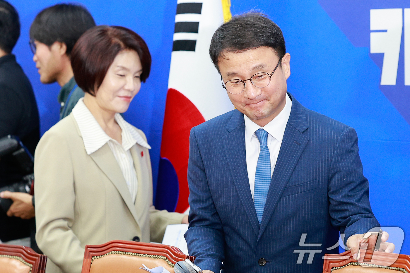 (서울=뉴스1) 안은나 기자 = 한병도 더불어민주당 원내대표, 한정애 정책위의장이 11일 오전 서울 여의도 국회에서 열린 정책조정회의에 입장하고 있다. 2026.6.11/뉴스1