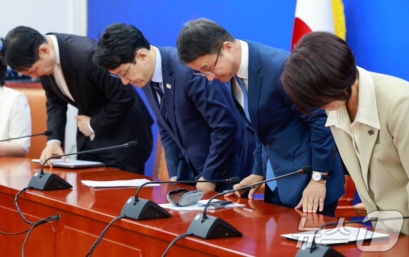 (서울=뉴스1) 안은나 기자 = 한병도 더불어민주당 원내대표가 11일 오전 서울 여의도 국회에서 열린 정책조정회의에 참석해 인사하고 있다. 왼쪽부터 김한규, 천준호 의원, 한 원내 …