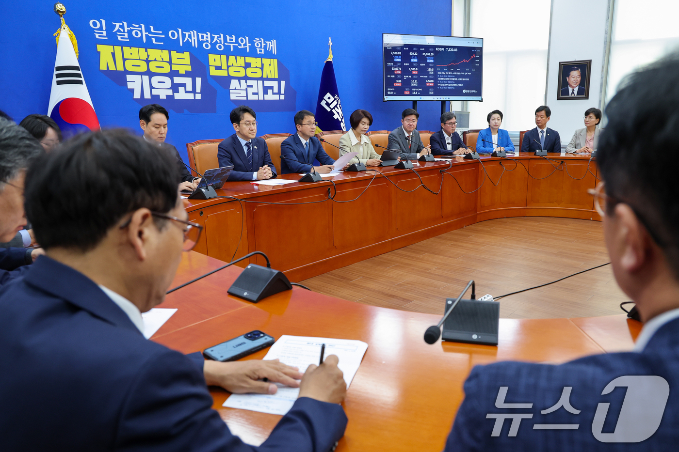 (서울=뉴스1) 안은나 기자 = 한병도 더불어민주당 원내대표가 11일 오전 서울 여의도 국회에서 열린 정책조정회의에 참석해 모두 발언을 하고 있다. 2026.6.11/뉴스1