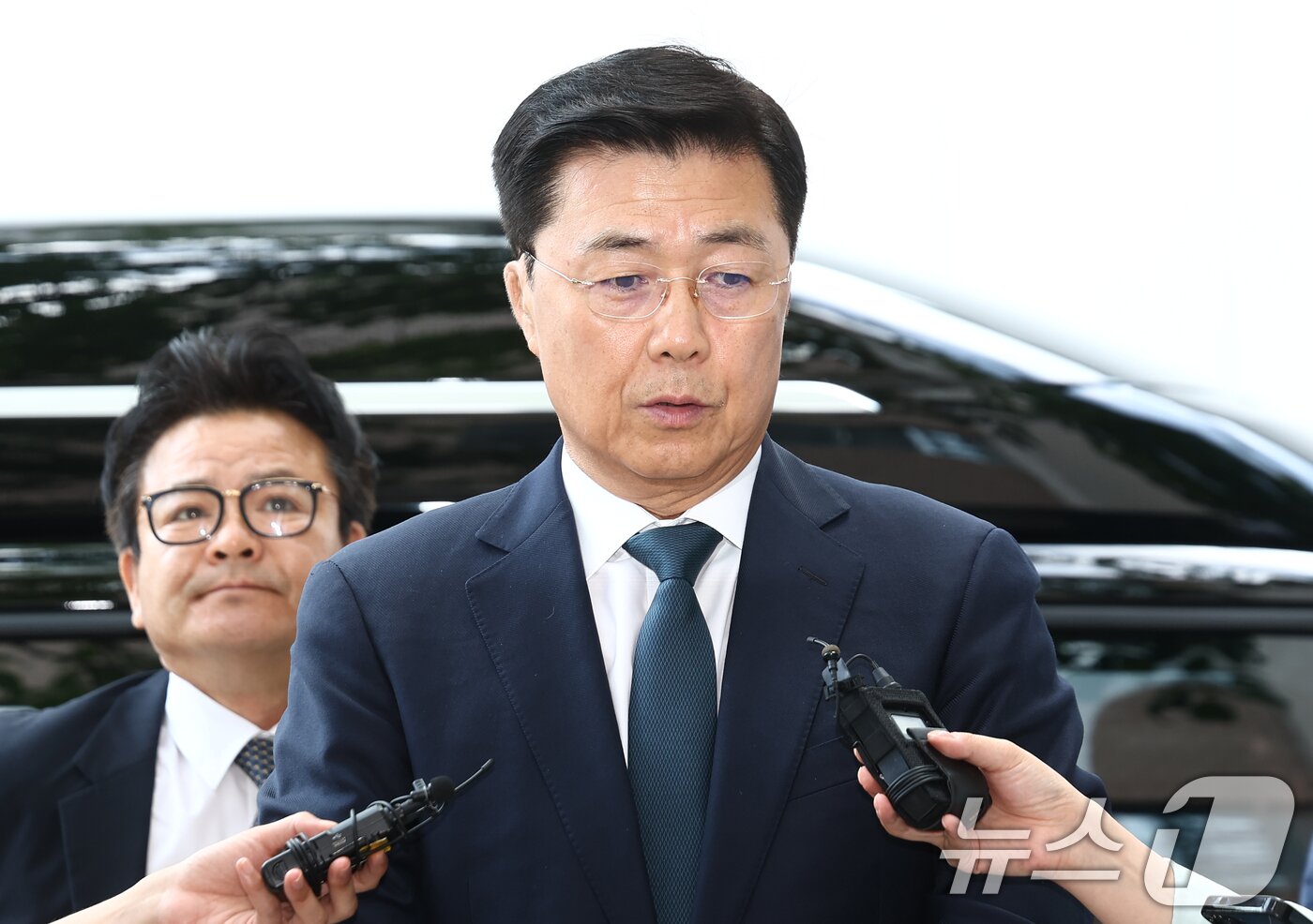 본문 이미지 - 홍장원 전 국가정보원 1차장이 11일 12·3 비상계엄 선포 직후 미국 등 주요 우방국에 계엄의 정당성을 옹호하는 메시지를 전달하도록 지시했다는 의혹과 관련해 2차 피의자 조사를 받기 위해 경기 과천 2차 종합특검 사무실로 출석하며 취재진 질의에 답변하고 있다. 2026.6.11 ⓒ 뉴스1 김민지 기자