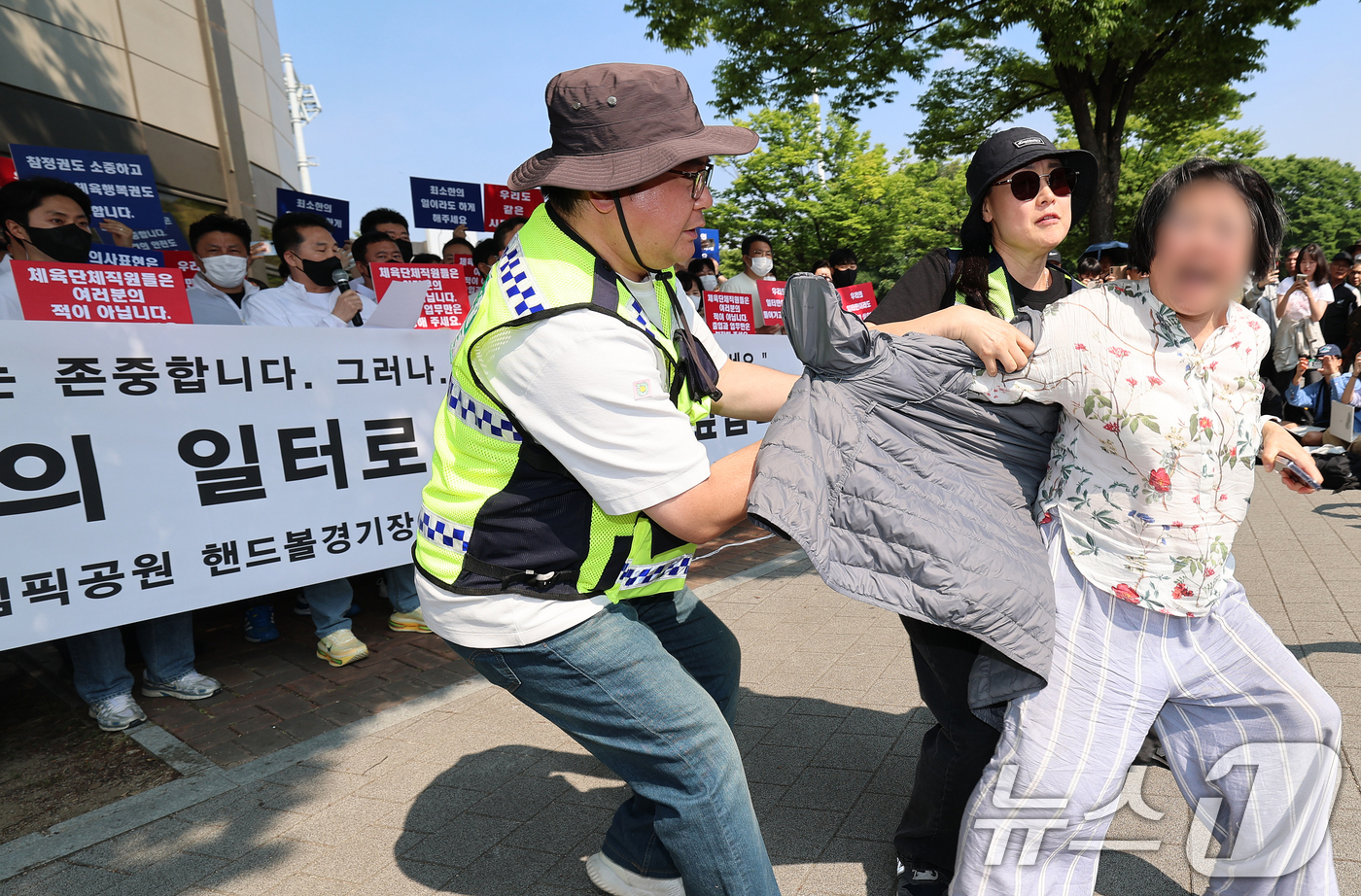(서울=뉴스1) 오대일 기자 = 11일 서울 송파구 올림픽공원 핸드볼경기장 앞에서 열린 핸드볼경기장 입주 체육단체 직원들의 업무 정상화 호소문 발표 기자회견 도중 한 여성이 기자회 …