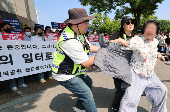 "얼굴 까" 봉쇄시위에 체육계 발 묶였는데…경찰 '강제해산' 고심 이유는