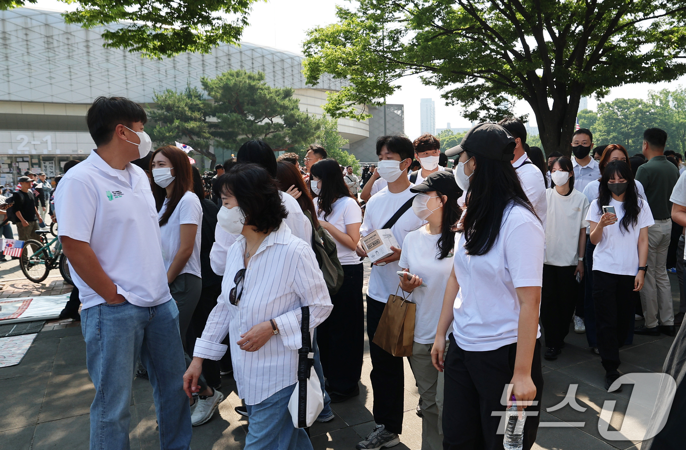 (서울=뉴스1) 오대일 기자 = 올림픽공원 핸드볼경기장 입주 체육단체 직원들이 잠실 개표소 봉쇄 시위 일주일째를 맞은 11일 서울 송파구 올림픽공원 핸드볼경기장 앞에서 업무 정상화 …