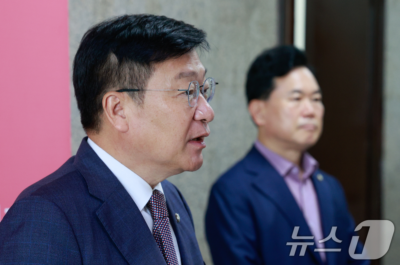(서울=뉴스1) 안은나 기자 = 정점식 국민의힘 원내대표가 11일 오전 서울 여의도 국회에서 원내운영수석부대표에 김승수 의원을 내정했다고 밝히고 있다. 2026.6.11/뉴스1