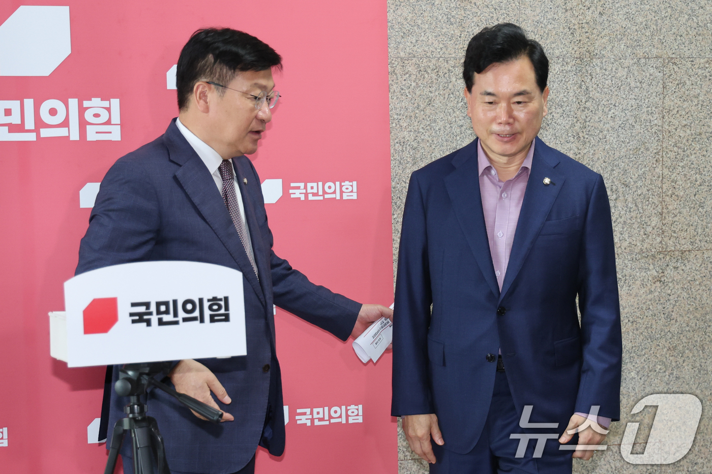 (서울=뉴스1) 안은나 기자 = 정점식 국민의힘 원내대표가 11일 오전 서울 여의도 국회에서 원내운영수석부대표에 김승수 의원을 내정했다고 밝힌 뒤 김 의원을 소개하고 있다. 202 …