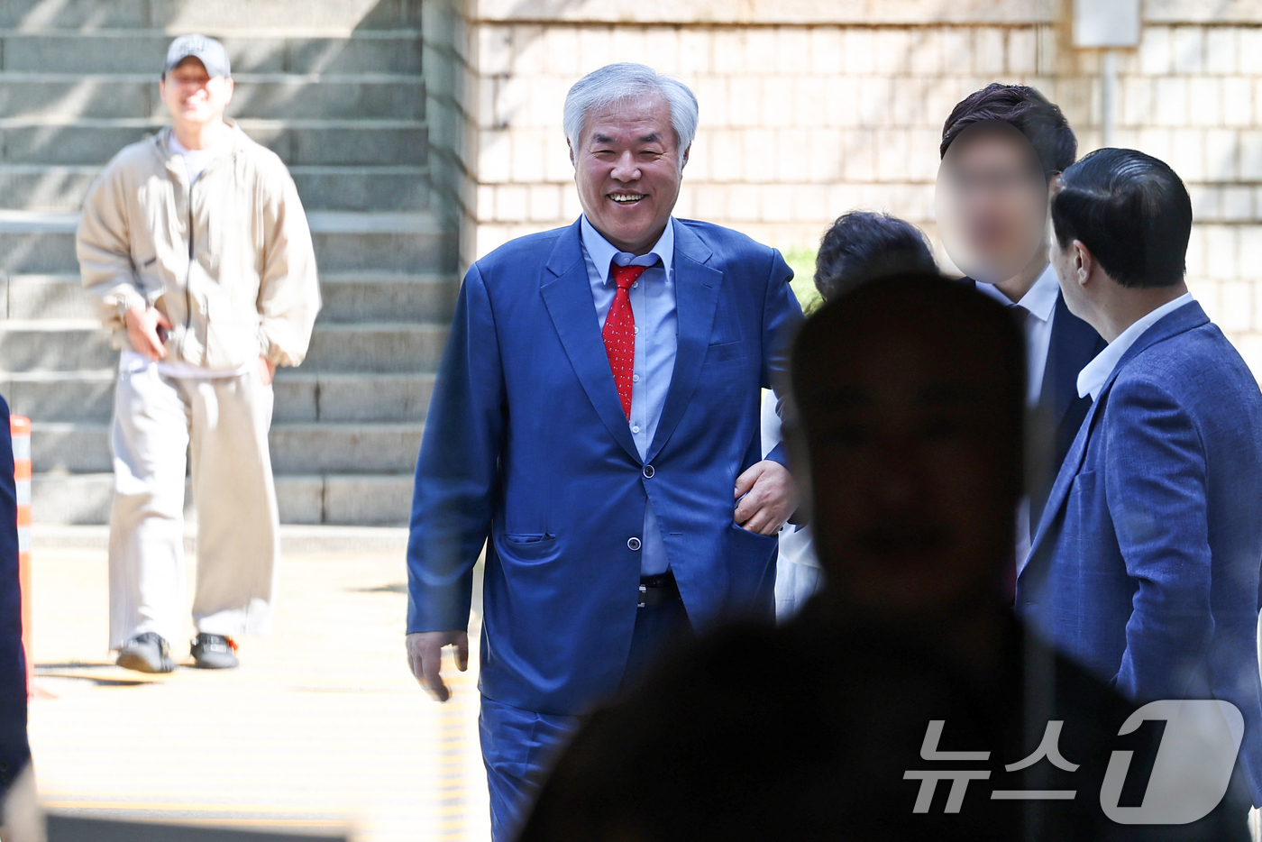 (서울=뉴스1) 최지환 기자 = 공직선거법 위반 혐의를 받는 전광훈 사랑제일교회 목사가 11일 오전 서울 서초구 서울중앙지방법원에서 열린 공판에 출석하고 있다. 2026.6.11/ …