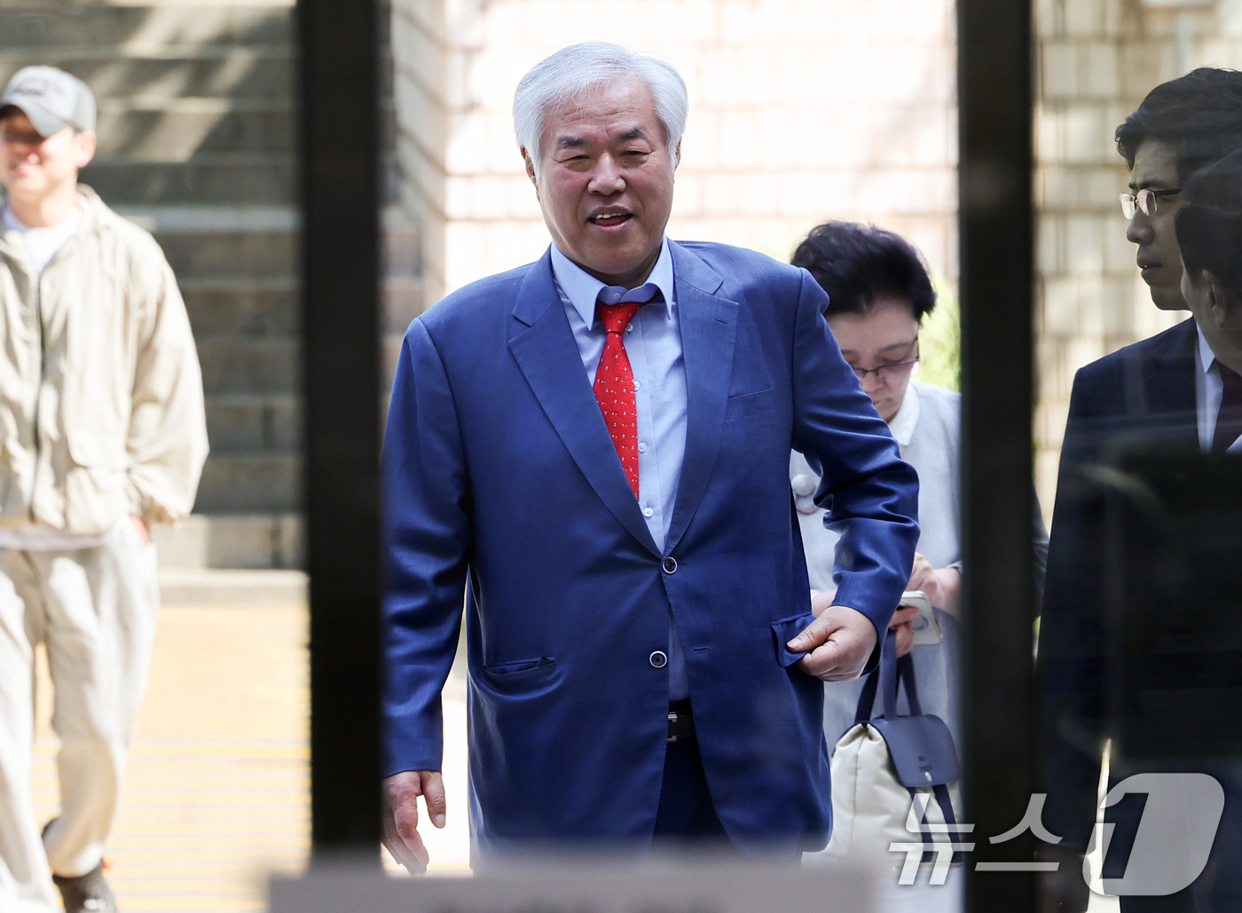 (서울=뉴스1) 최지환 기자 = 공직선거법 위반 혐의를 받는 전광훈 사랑제일교회 목사가 11일 오전 서울 서초구 서울중앙지방법원에서 열린 공판에 출석하고 있다. 2026.6.11/ …