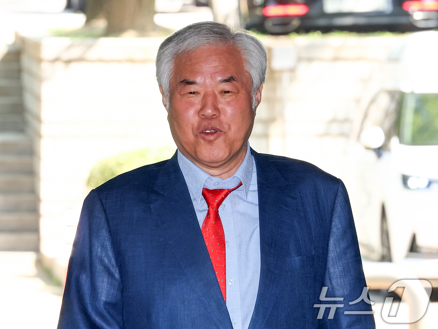 (서울=뉴스1) 최지환 기자 = 공직선거법 위반 혐의를 받는 전광훈 사랑제일교회 목사가 11일 오전 서울 서초구 서울중앙지방법원에서 열린 공판에 출석하고 있다. 2026.6.11/ …