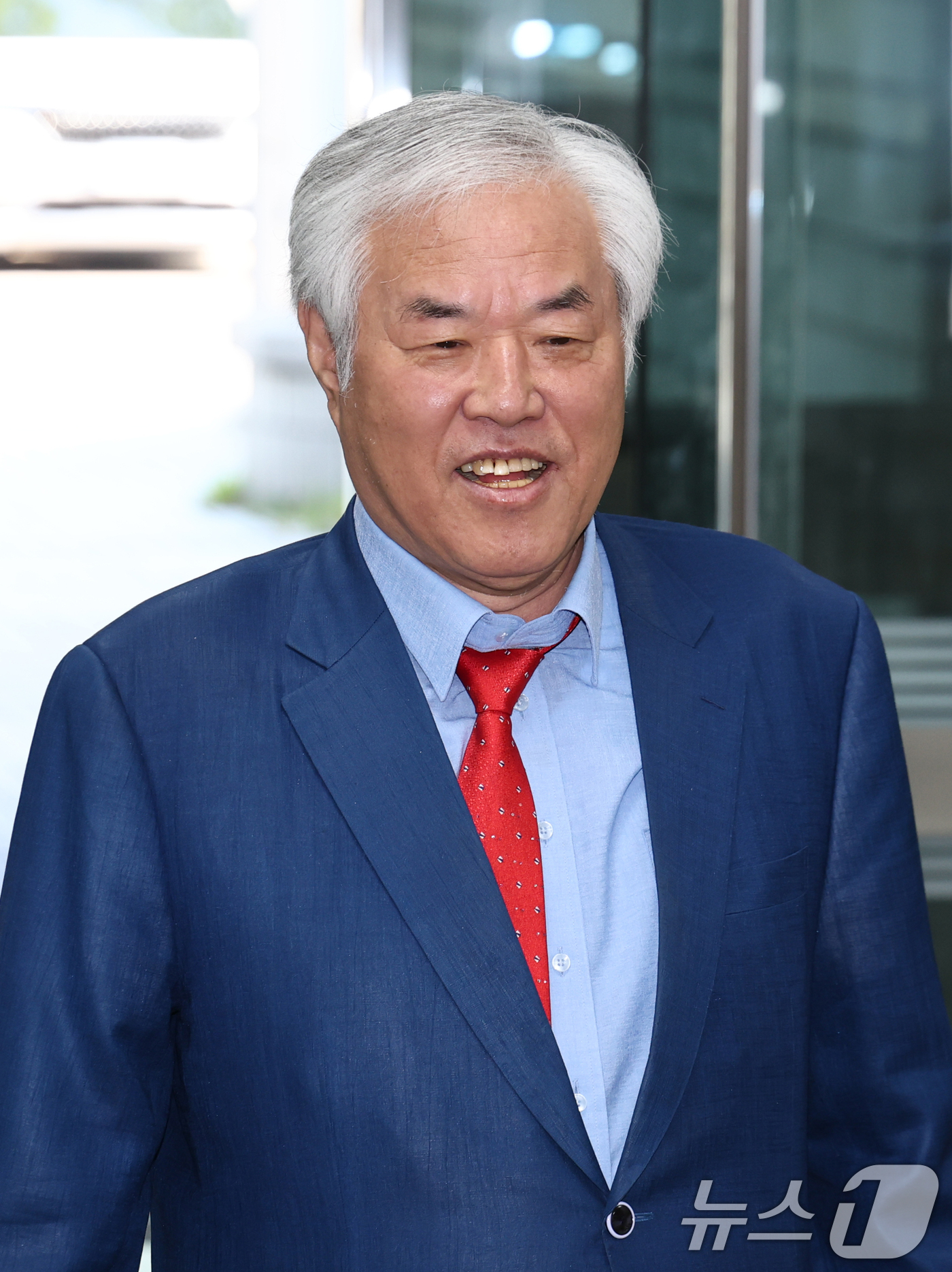 (서울=뉴스1) 최지환 기자 = 공직선거법 위반 혐의를 받는 전광훈 사랑제일교회 목사가 11일 오전 서울 서초구 서울중앙지방법원에서 열린 공판에 출석하고 있다. 2026.6.11/ …