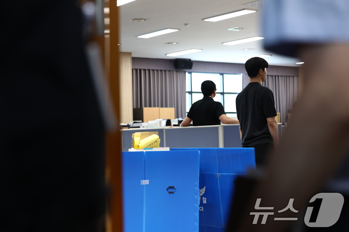 (과천=뉴스1) 김민지 기자 = 서울경찰청 광역수사대가 투표용지 부족사태와 관련해 강제수사에 들어간 11일 경기도 과천 중앙선관위에서 경찰 수사관들이 압수수색을 하고 있다.  20 …