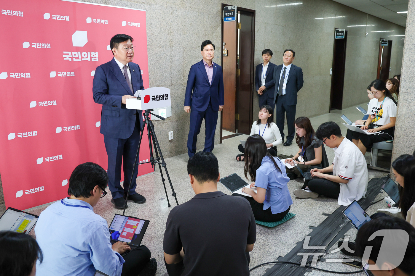 (서울=뉴스1) 안은나 기자 = 정점식 국민의힘 원내대표가 11일 오전 서울 여의도 국회에서 원내운영수석부대표에 김승수 의원을 내정했다고 밝히고 있다. 2026.6.11/뉴스1