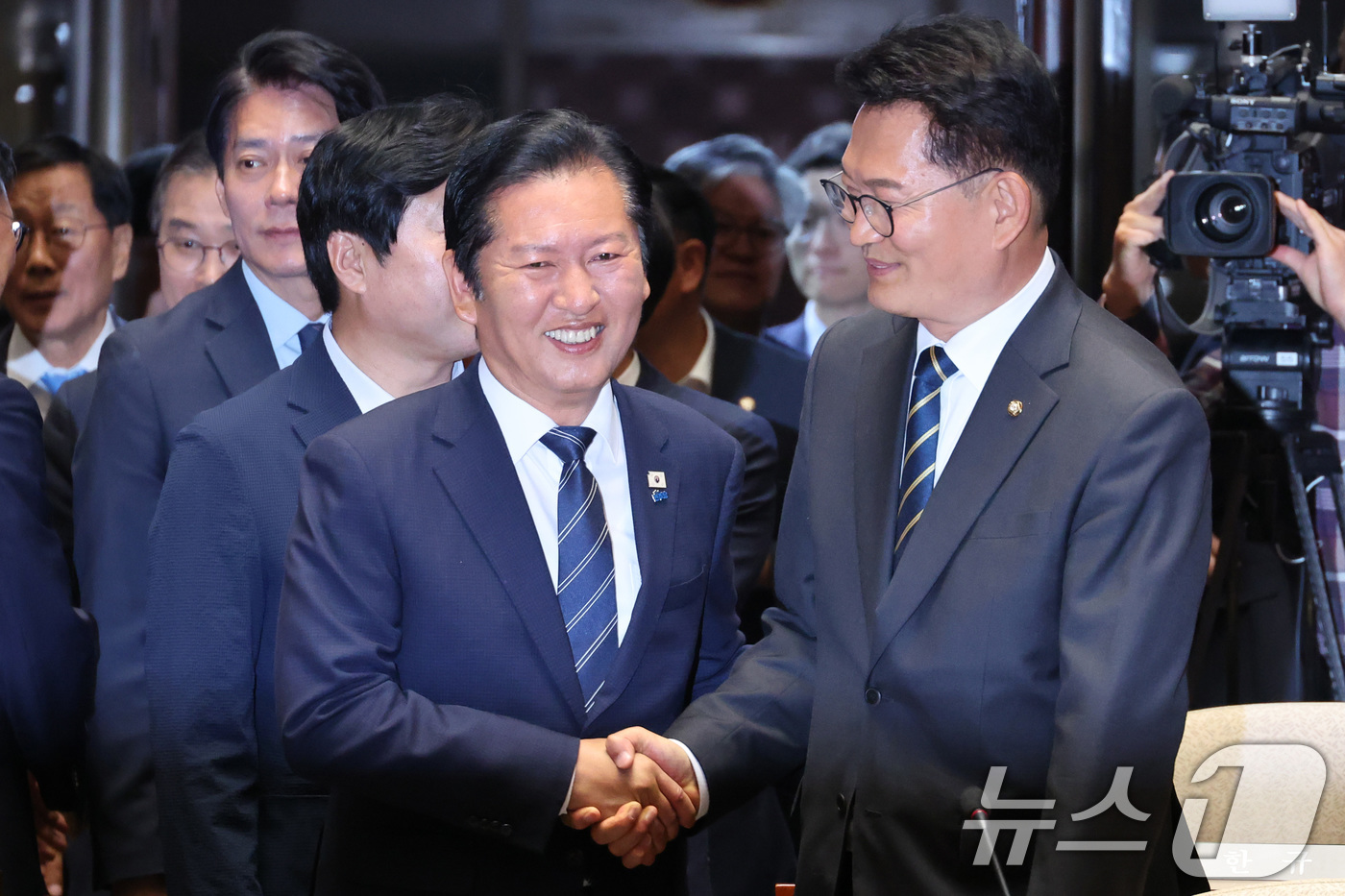 (서울=뉴스1) 신웅수 기자 = 정청래 더불어민주당 대표와 송영길 의원이 11일 서울 여의도 국회에서 열린 의원총회에서 악수하고 있다. 2026.6.11/뉴스1