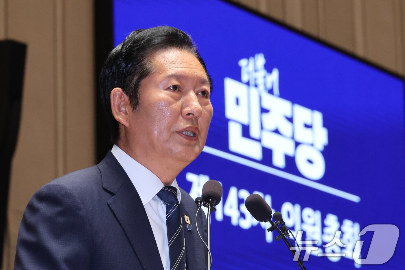 본문 이미지 - 정청래 더불어민주당 대표가 11일 서울 여의도 국회에서 열린 의원총회에서 발언하고 있다. 2026.6.11 ⓒ 뉴스1 신웅수 기자