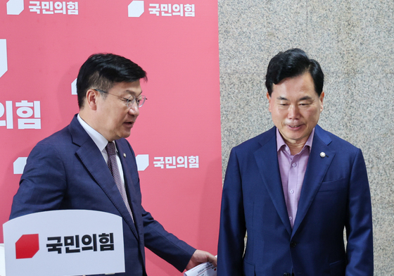 김승수 의원 소개하는 정점식 원내대표