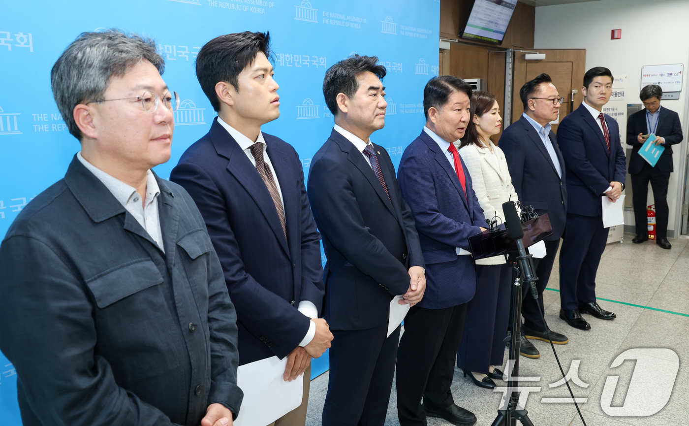 (서울=뉴스1) 안은나 기자 = 국민의힘 당내 개혁·소장파 모임인 '대안과미래’ 소속 의원들이 11일 서울 여의도 국회 소통관에서 장동혁 대표 사퇴를 요구하고 있다.왼쪽부터 박정하 …