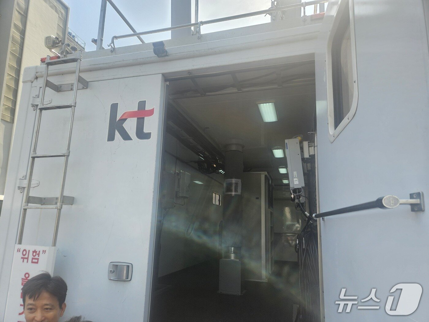 본문 이미지 - KT가 광화문 광장 인근에 배치한 이동기지국.