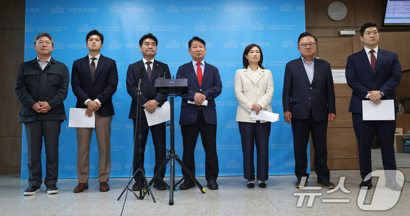 (서울=뉴스1) 안은나 기자 = 국민의힘 당내 개혁·소장파 모임인 '대안과미래’ 소속 의원들이 11일 서울 여의도 국회 소통관에서 장동혁 대표 사퇴를 요구하고 있다.왼쪽부터 박정하 …