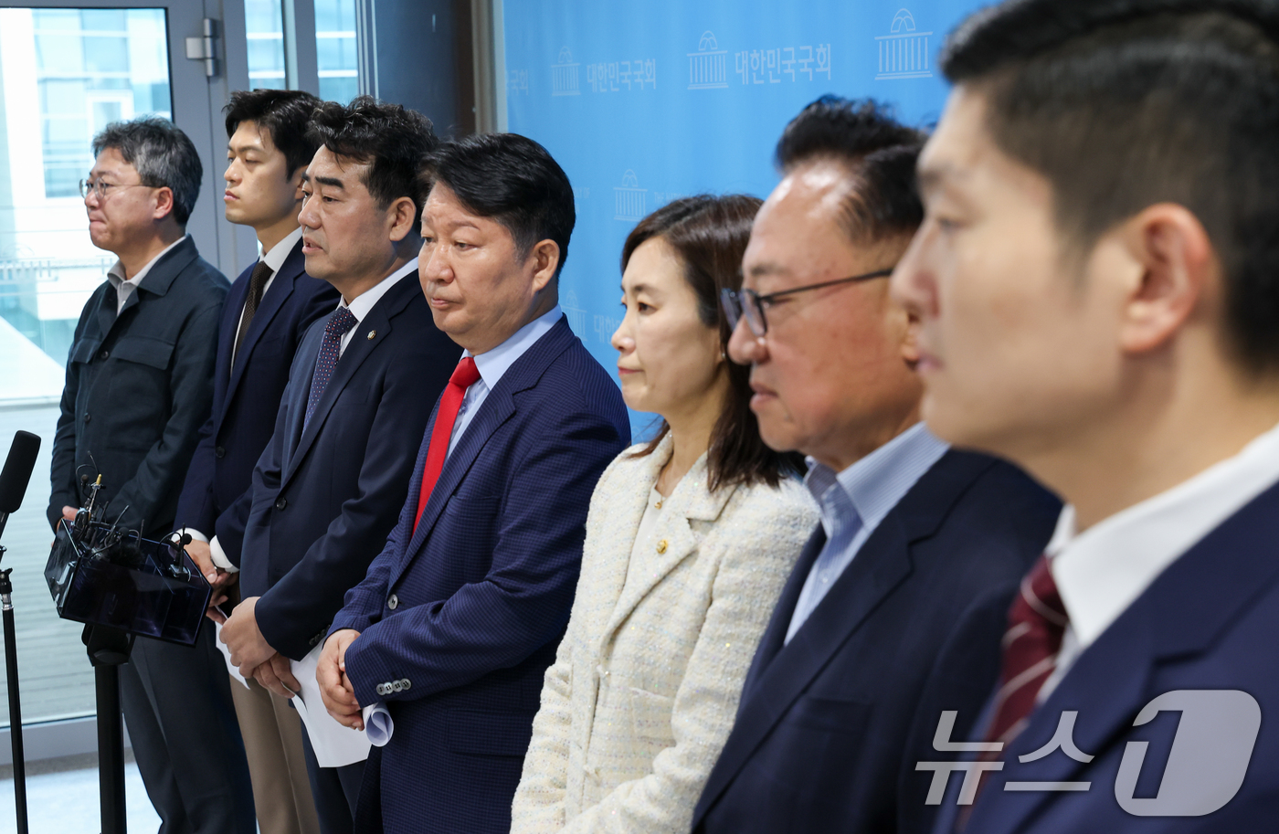 (서울=뉴스1) 안은나 기자 = 국민의힘 당내 개혁·소장파 모임인 '대안과미래’ 소속 의원들이 11일 서울 여의도 국회 소통관에서 장동혁 대표 사퇴를 요구하고 있다.왼쪽부터 박정하 …