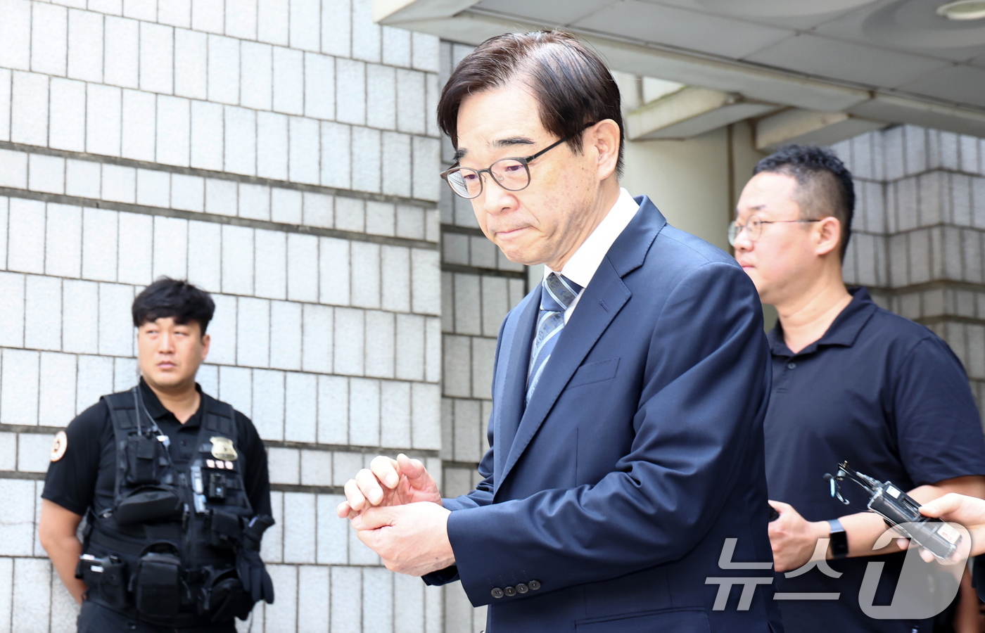 (서울=뉴스1) 최지환 기자 = 변호사로 등록하지 않은 채 화천대유자산관리의 변호 활동을 한 혐의를 받는 권순일 전 대법관이 11일 오전 서울 서초구 서울중앙지방법원에서 열린 선고 …