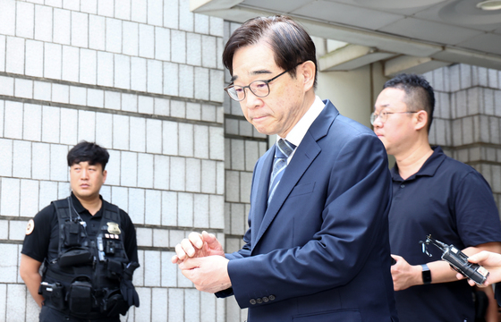 1심 공소기각 후 법정 나서는 권순일 전 대법관