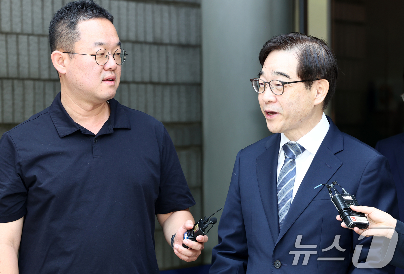 (서울=뉴스1) 최지환 기자 = 변호사로 등록하지 않은 채 화천대유자산관리의 변호 활동을 한 혐의를 받는 권순일 전 대법관이 11일 오전 서울 서초구 서울중앙지방법원에서 열린 선고 …
