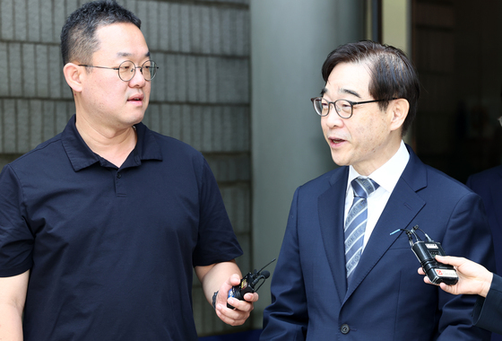 밝은 표정으로 입장 밝히는 권순일 변호사
