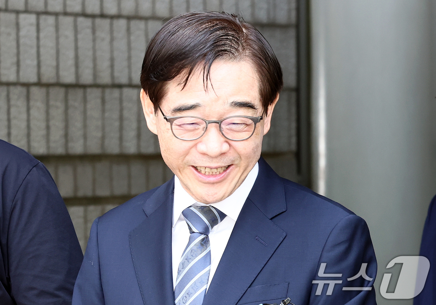 (서울=뉴스1) 최지환 기자 = 변호사로 등록하지 않은 채 화천대유자산관리의 변호 활동을 한 혐의를 받는 권순일 전 대법관이 11일 오전 서울 서초구 서울중앙지방법원에서 열린 선고 …