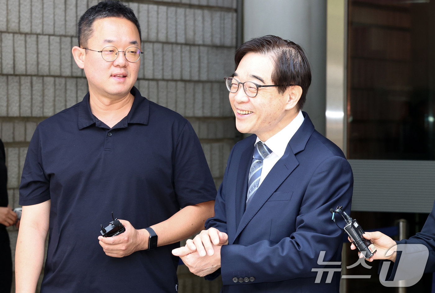 (서울=뉴스1) 최지환 기자 = 변호사로 등록하지 않은 채 화천대유자산관리의 변호 활동을 한 혐의를 받는 권순일 전 대법관이 11일 오전 서울 서초구 서울중앙지방법원에서 열린 선고 …