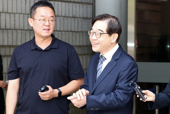 활짝 웃으며 법정 나서는 권순일 전 대법관