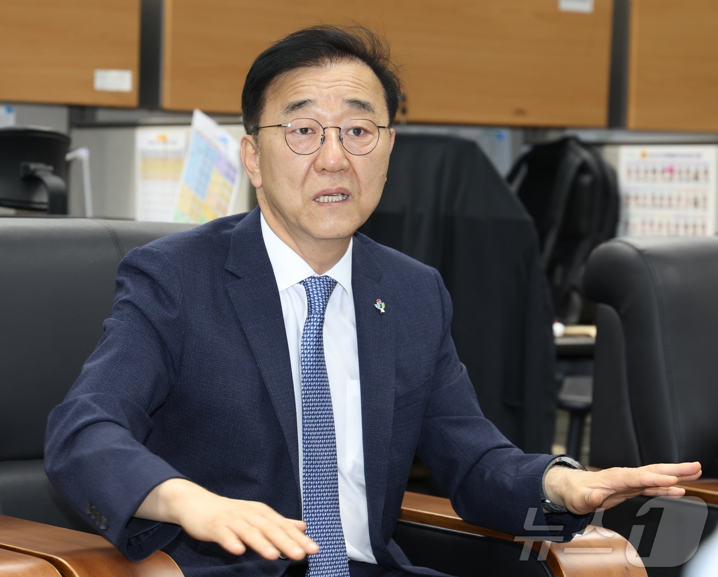 (전주=뉴스1) 유경석 기자 = 김윤덕 국토교통부 장관이 11일 전북 전주시 전북특별자치도의회 기자실을 방문해 간담회를 열고 질의에 답변을 하고 있다. 2026.6.11/뉴스1