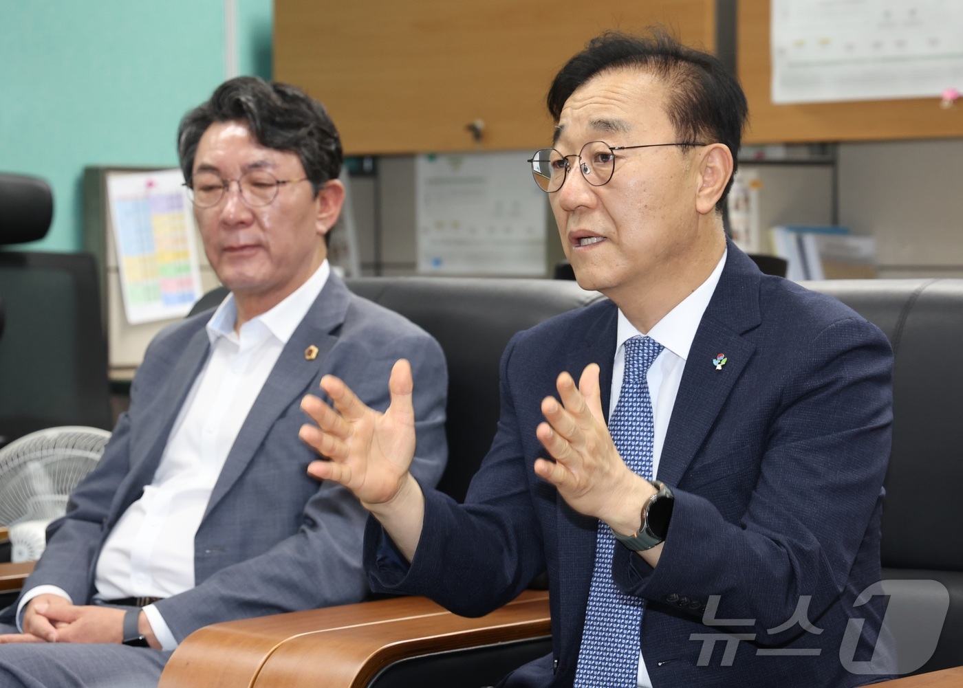 (전주=뉴스1) 유경석 기자 = 김윤덕 국토교통부 장관이 11일 전북 전주시 전북특별자치도의회 기자실을 방문해 간담회를 열고 질의에 답변을 하고 있다. 2026.6.11/뉴스1