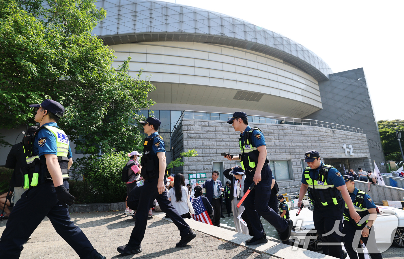 (서울=뉴스1) 오대일 기자 = 제9회 전국동시지방선거 투표용지 부족 사태를 규탄하는 개표소 봉쇄 시위가 계속된 11일 서울 송파구 올림픽공원 핸드볼경기장 앞에서 경찰이 이동하고 …