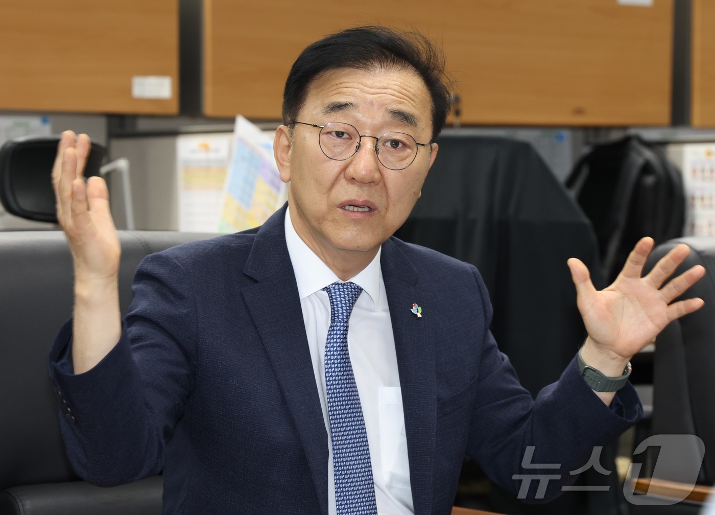 (전주=뉴스1) 유경석 기자 = 김윤덕 국토교통부 장관이 11일 전북 전주시 전북특별자치도의회 기자실을 방문해 간담회를 열고 질의에 답변을 하고 있다. 2026.6.11/뉴스1