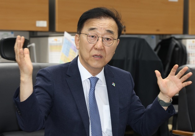 질의에 답변하는 김윤덕 국토부장관