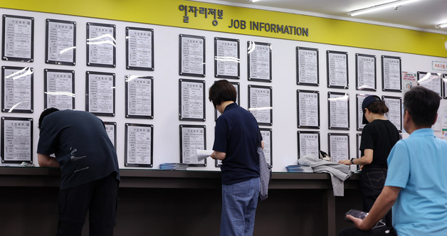 고용한파 20대도 나눠졌다…20대초반 '그냥 쉼' 20대후반'취업난'