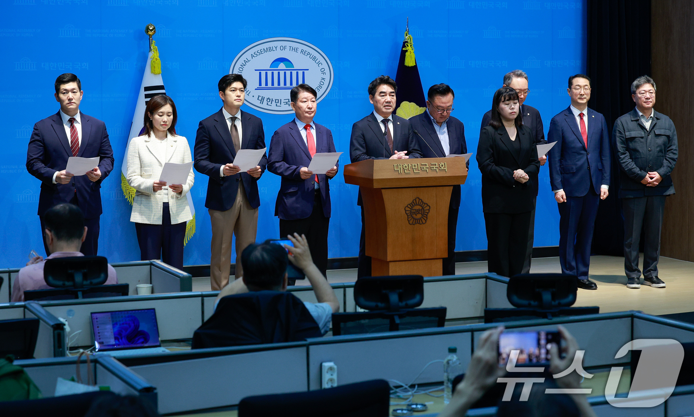 (서울=뉴스1) 안은나 기자 = 국민의힘 당내 개혁·소장파 모임인 '대안과미래’ 소속 의원들이 11일 서울 여의도 국회 소통관에서 6·3 지방선거 참패 관련 장동혁 대표 사퇴를 요 …