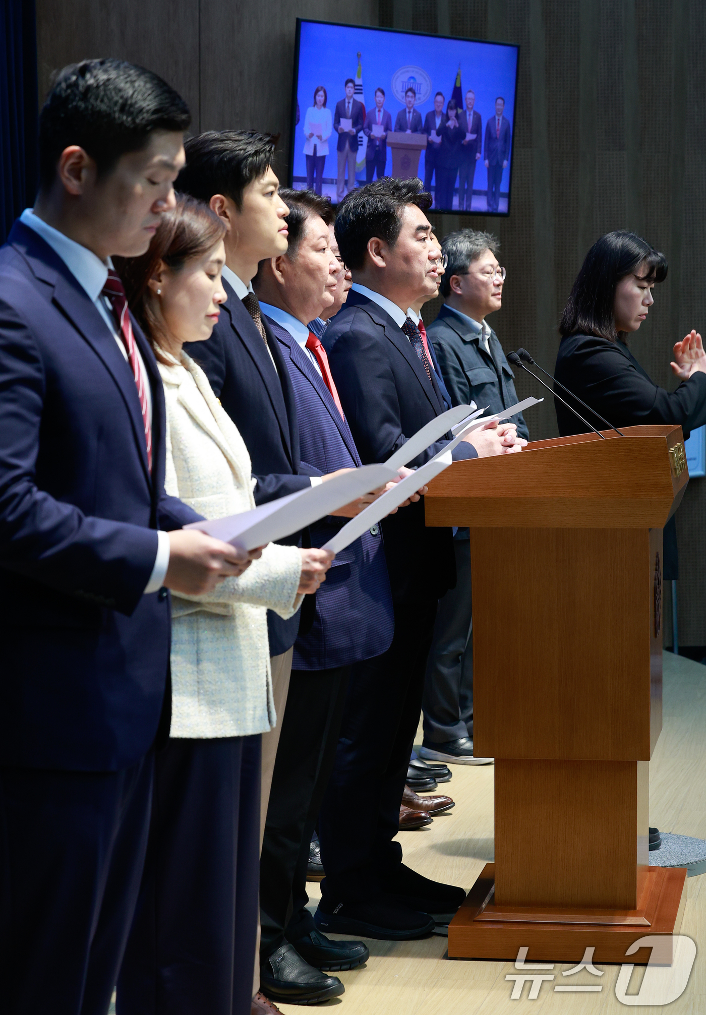 (서울=뉴스1) 안은나 기자 = 국민의힘 당내 개혁·소장파 모임인 '대안과미래’ 소속 의원들이 11일 서울 여의도 국회 소통관에서 6·3 지방선거 참패 관련 장동혁 대표 사퇴를 요 …