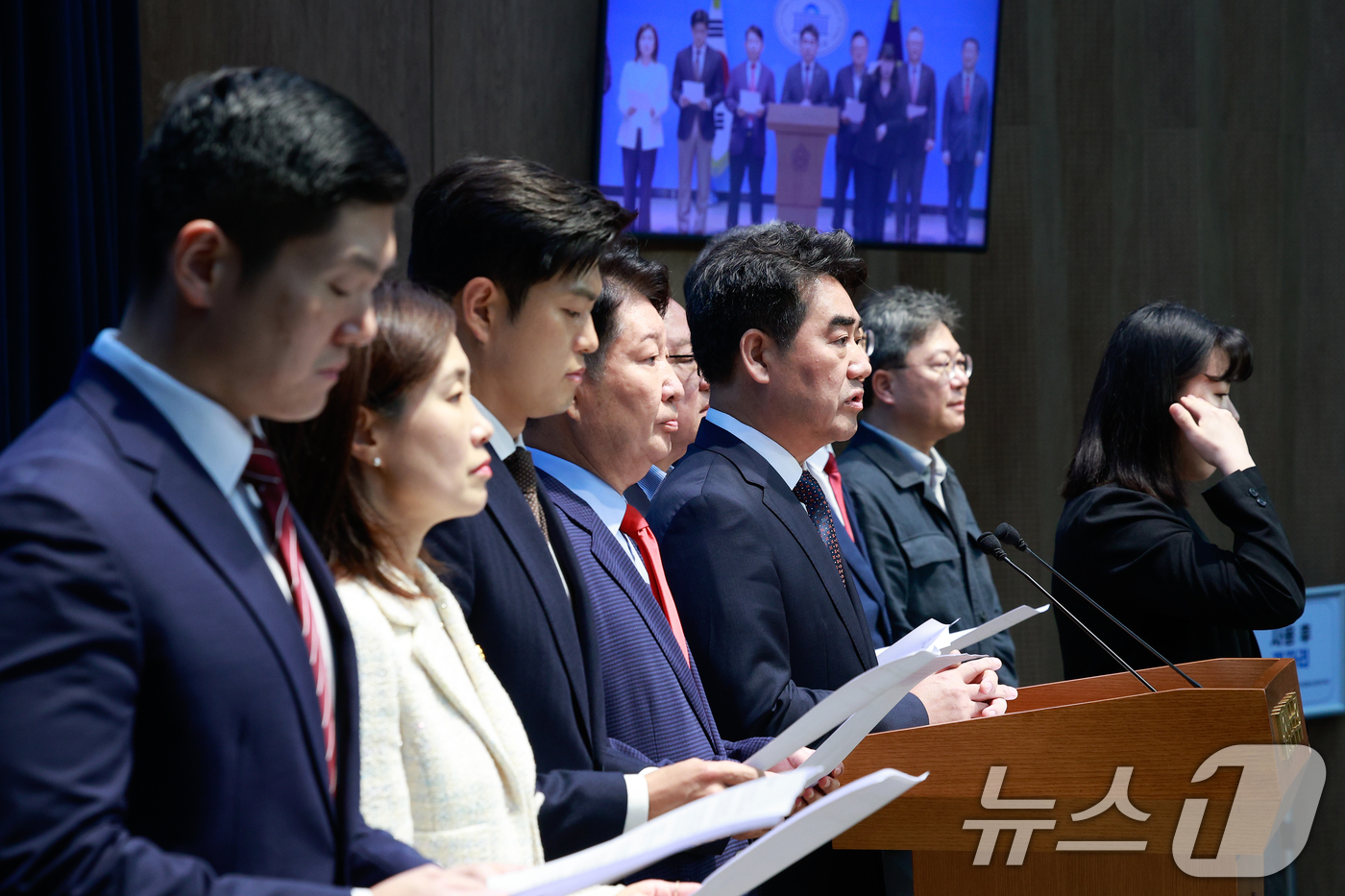 (서울=뉴스1) 안은나 기자 = 국민의힘 당내 개혁·소장파 모임인 '대안과미래’ 소속 의원들이 11일 서울 여의도 국회 소통관에서 6·3 지방선거 참패 관련 장동혁 대표 사퇴를 요 …